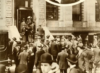 Persone in attesa di notizie del Titanic...New York City, USA, aprile 1912, 1935