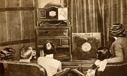 Persone che guardano una trasmissione televisiva precoce, c. 1930, 1933