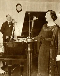Artisti che cantano un duetto in uno degli studi di 2LO, Savoy Hill, Londra, 1923-1935