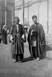 Pellegrini persiani fuori dalla moschea di Kazimain, Iraq, 1917-1919
