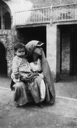 Donna persiana e bambino, 1917-1919