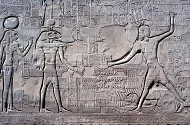 Faraone che colpisce i suoi nemici, Tempio di Khnum, Periodi Tolemaico e Romano