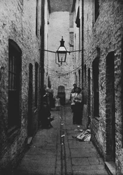 Fotografia di un cortile senza sole a Liverpool recentemente chiuso dal Comitato Sanitario del Consiglio Comunale