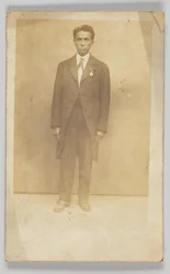 Cartolina fotografica di un uomo in abito, 1904-1918