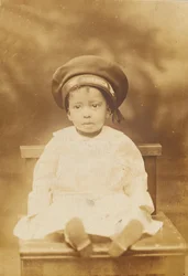 Cartolina fotografica con immagine di un bambino piccolo, 1918-1930