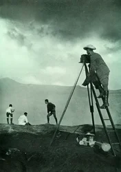 Fotografando al bordo del cratere, Aso-San, 1910