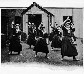 Esercizio fisico al Canning Town Womens Settlement, Londra, c1901
