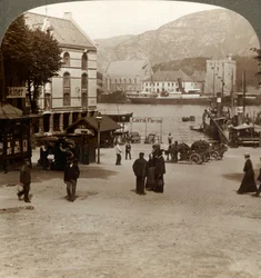Pittoresca vecchia fortezza Bergenhus, da una piazza nella città moderna, Bergen, Norvegia, 1905