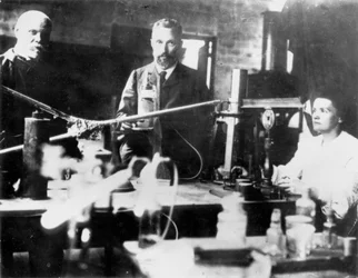 Pierre e Marie Curie, scienziati francesi, al lavoro in laboratorio