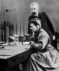 Pierre e Marie Curie nel loro laboratorio, 1898