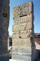 Rilievo di un pilastro dalla Sala delle Cento Colonne, periodo achemenide, V secolo a.C. (foto)