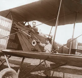 Pilota in biplano, c1914-c1918