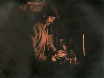 Ponting sviluppa una lastra nella camera oscura, c1910-1913