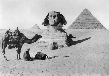 Pregare davanti a una sfinge, Il Cairo, Egitto