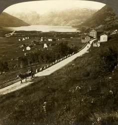Borgo di montagna e lago di Roldal, nella Norvegia occidentale, c1905