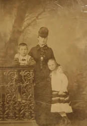 Principessa Ekaterina Mikhailovna Yurievskaya con i figli Georgy e Olga
