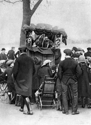 Spettacolo di Punch e Judy a Putney, Londra, 1926-1927