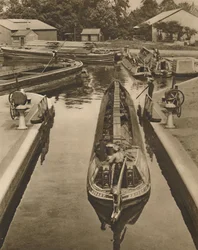 Spingendo una barca di scimmie attraverso la chiusa a Brentford, c. 1935