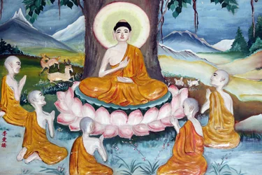Tempio Quan The Am Bo Tat (Pagoda di Avalokitesvara Bodhisattva). Buddha Shakyamuni che predica il sermone - la ruota della legge - ai suoi cinque discepoli. Vung Tau. Vietnam