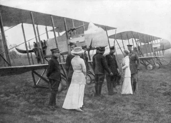 La regina Elisabetta del Belgio visita i piloti alleati, c1915