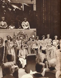 La regina Elisabetta osserva mentre suo marito viene incoronato il giorno della sua incoronazione, 1937