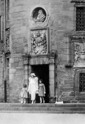 Regina Elisabetta con le principesse Elisabetta e Margaret Rose, castello di Glamis, Scozia, 1937
