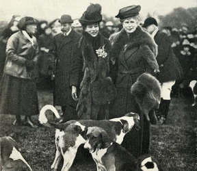 La regina Mary e la regina Alexandra a una riunione della West Norfolk Hunt nel 1920, 1951