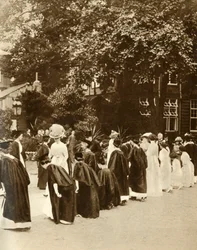 Regina Maria al Bedford College, Londra, 1913