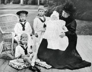 La regina Vittoria con i suoi pronipoti a Osborne House, Isola di Wight, 1900