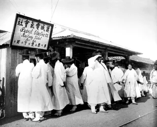 In coda per i biglietti ferroviari, Seul, Corea, 1900