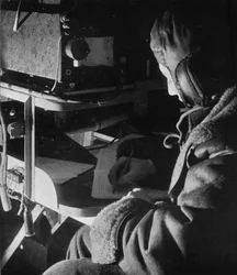 Operatore radio del Comando Costiero della RAF a bordo del suo aereo, c1940-1943