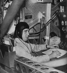 Ingegnere di volo della RAF a bordo di un aereo, c1940 1943