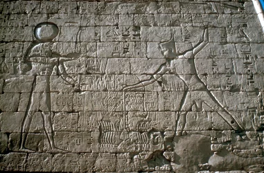 Ramesse III che colpisce i suoi nemici davanti ad Amon-Ra, Tempio Mortuario, Medinat Habu, Egitto, c12° sec. a.C.