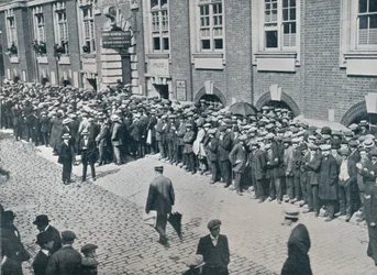 Reclute in attesa fuori dal Central London Recruiting Depot, 1914
