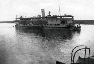 Barca fluviale della Croce Rossa che risale il fiume Tigri, Mesopotamia, Prima Guerra Mondiale, 1918