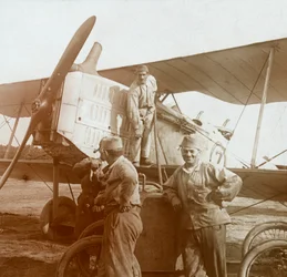 Rifornimento di carburante di un biplano, c1914-c1918