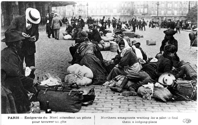 Profughi provenienti dal nord in attesa di una guida che trovi loro un alloggio, Parigi, Prima guerra mondiale, 1914-1918