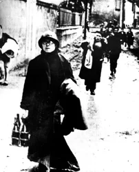 Rifugiati che lasciano una città della Normandia, Francia, Seconda Guerra Mondiale, 1940-1944