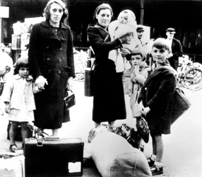 Rifugiati con i loro beni, Parigi occupata dai tedeschi, luglio 1940