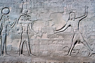 Rilievo del Faraone davanti a Knum e Sekhmet, Tempio di Khnum, Periodi Tolemaico e Romano