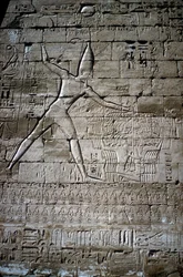 Rilievo di Ramesse III che colpisce i nemici, Tempio funerario di Ramesse III, Medinat Habu, c. 1200 a.C.