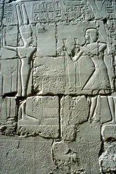Rilievo di Ramesse II che offre al dio della fertilità Min, Tempio di Amon, Karnak, Egitto