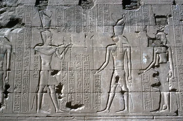 Rilievo del faraone davanti a Horus, Tempio di Horus, Edfu, Egitto, Periodo Tolemaico