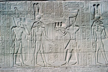 Rilievo del faraone davanti a Knum, Tempio di Khnum, Periodi tolemaico e romano