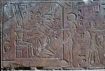 Rilievo che mostra la regina Hatshepsut che riceve la benedizione, Tempio di Amon, Karnak, Egitto, c1500 a.C.