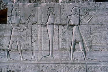 Rilievo che mostra Ramesse II davanti a Ptah, Il Ramesseum, Tempio di Ramesse II, Luxor, Egitto, c1250 a.C.