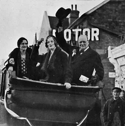 Ritornati per Epping Mrs. Churchill e la figlia Diana condividono felicità e vittoria, 1931, 1945