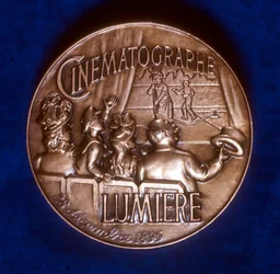 Retro della medaglia commemorativa per i 50 anni di cinematografia dei fratelli Lumiere, 1945