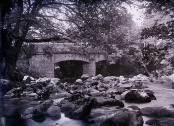 Fiume e ponte vicino a Plymouth nel Devon, 1920
