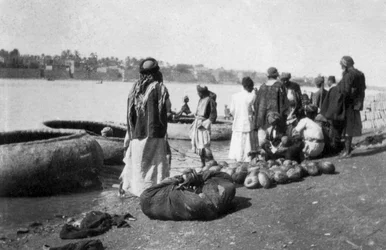 Imbarcazioni fluviali cariche di meloni, Fiume Tigri, Baghdad, Iraq, 1917-1919